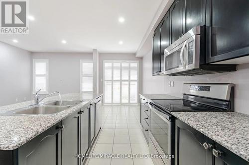 93 Kempenfelt Trail, Brampton, ON - Indoor Photo Showing Kitchen With Double Sink With Upgraded Kitchen