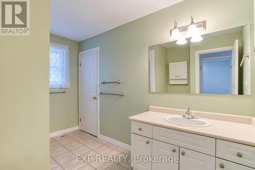 14 Saddler Street, Pelham, ON - Indoor Photo Showing Bathroom