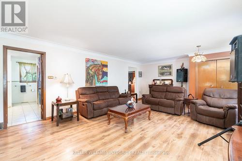 5801 Bossert Road, Niagara Falls (224 - Lyons Creek), ON - Indoor Photo Showing Living Room