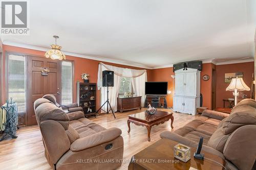 5801 Bossert Road, Niagara Falls (224 - Lyons Creek), ON - Indoor Photo Showing Living Room