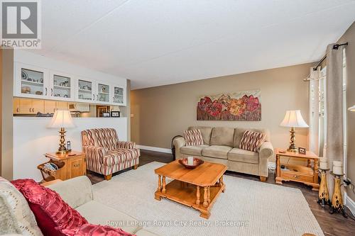 401 - 8 Christopher Court, Guelph (Hanlon Creek), ON - Indoor Photo Showing Living Room