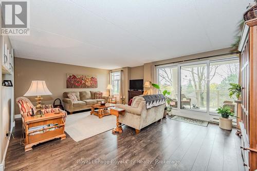 401 - 8 Christopher Court, Guelph (Hanlon Creek), ON - Indoor Photo Showing Living Room