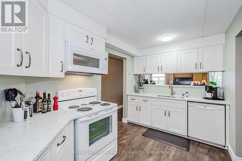 401 - 8 Christopher Court, Guelph (Hanlon Creek), ON - Indoor Photo Showing Kitchen