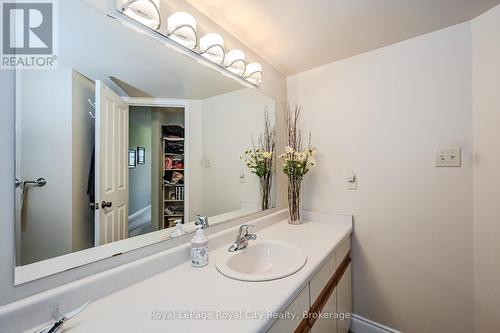 401 - 8 Christopher Court, Guelph (Hanlon Creek), ON - Indoor Photo Showing Bathroom