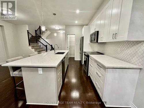 605 Egret Way, Ottawa, ON - Indoor Photo Showing Kitchen With Upgraded Kitchen