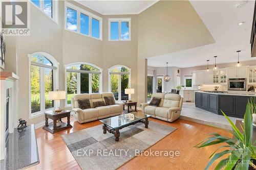 6163 Elkwood Drive, Ottawa, ON - Indoor Photo Showing Living Room