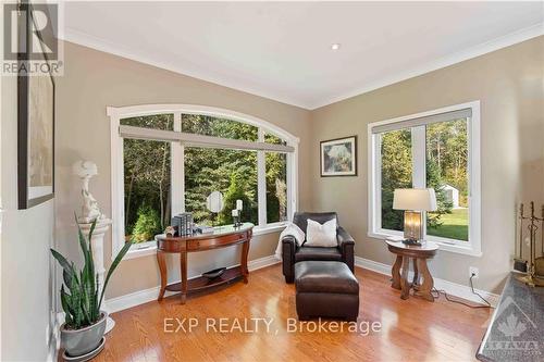 6163 Elkwood Drive, Ottawa, ON - Indoor Photo Showing Living Room