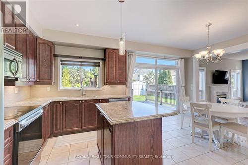 17 Rosena Lane, Uxbridge, ON - Indoor Photo Showing Kitchen With Upgraded Kitchen