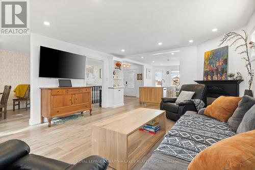 9 Susan Court, Kawartha Lakes (Lindsay), ON - Indoor Photo Showing Living Room