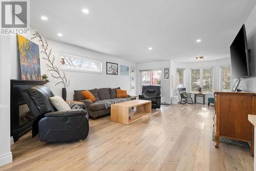 9 Susan Court, Kawartha Lakes (Lindsay), ON - Indoor Photo Showing Living Room