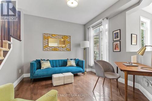 949 Rossburn Crescent, Ottawa, ON - Indoor Photo Showing Living Room