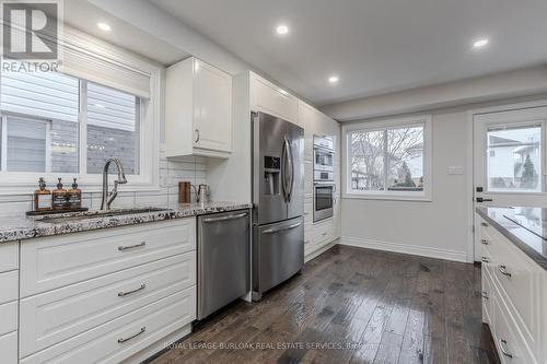 4008 Jarvis Crescent, Burlington, ON - Indoor Photo Showing Kitchen With Upgraded Kitchen