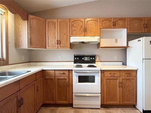 62 Royal Road N, Portage La Prairie, MB - Indoor Photo Showing Kitchen