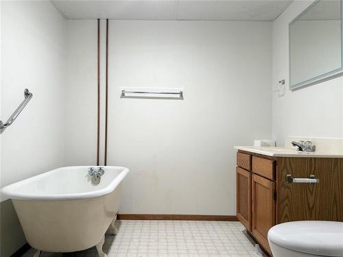 62 Royal Road N, Portage La Prairie, MB - Indoor Photo Showing Bathroom