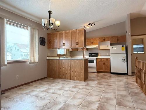 62 Royal Road N, Portage La Prairie, MB - Indoor Photo Showing Kitchen