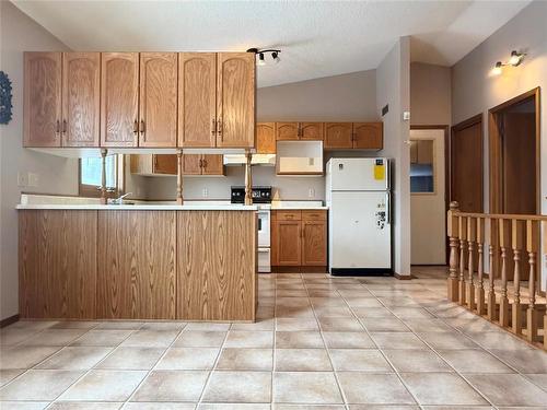 62 Royal Road N, Portage La Prairie, MB - Indoor Photo Showing Kitchen