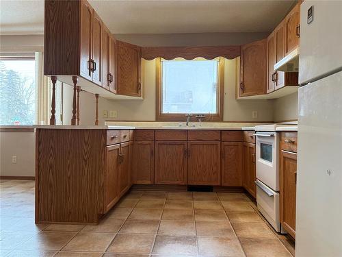 62 Royal Road N, Portage La Prairie, MB - Indoor Photo Showing Kitchen