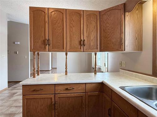 62 Royal Road N, Portage La Prairie, MB - Indoor Photo Showing Kitchen