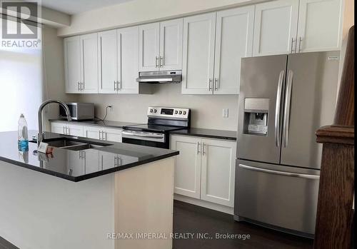 539 Carrville Road, Richmond Hill, ON - Indoor Photo Showing Kitchen With Double Sink With Upgraded Kitchen