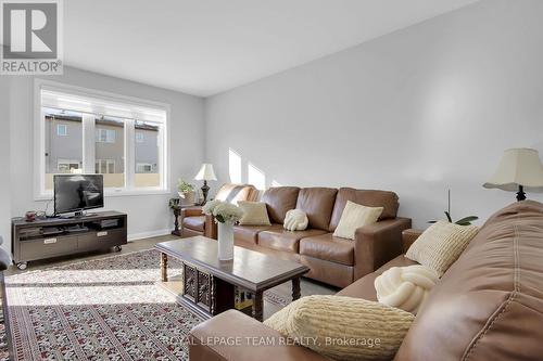 41 Finglas Court, Ottawa, ON - Indoor Photo Showing Living Room