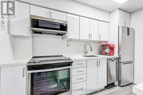 93 Revelstoke Crescent, Richmond Hill, ON - Indoor Photo Showing Kitchen