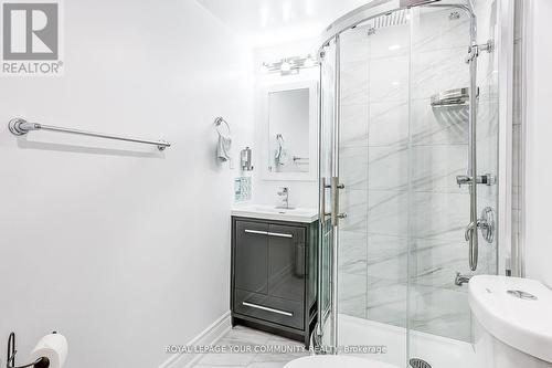 93 Revelstoke Crescent, Richmond Hill, ON - Indoor Photo Showing Bathroom