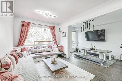 93 Revelstoke Crescent, Richmond Hill, ON - Indoor Photo Showing Living Room