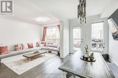 93 Revelstoke Crescent, Richmond Hill, ON - Indoor Photo Showing Living Room