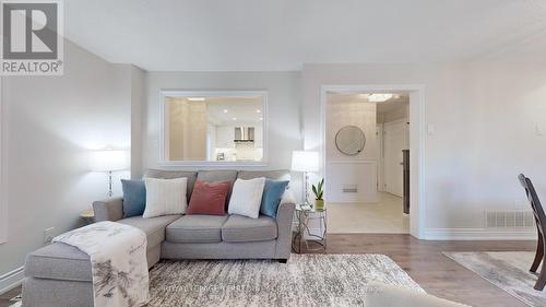 9912 Keele Street, Vaughan, ON - Indoor Photo Showing Living Room