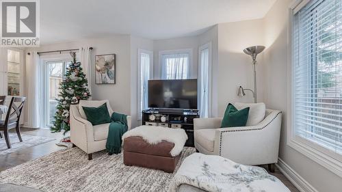 9912 Keele Street, Vaughan, ON - Indoor Photo Showing Living Room