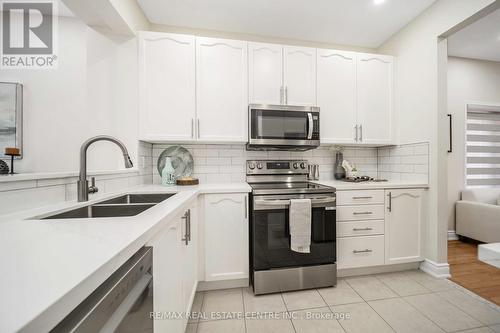 155 Heartview Road, Brampton, ON - Indoor Photo Showing Kitchen With Double Sink With Upgraded Kitchen