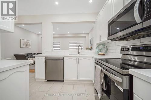 155 Heartview Road, Brampton, ON - Indoor Photo Showing Kitchen