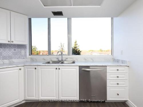 502-1001 Cedarglen Gate, Mississauga, ON - Indoor Photo Showing Kitchen With Double Sink