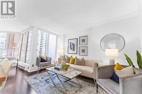 1402 - 55 Centre Avenue, Toronto, ON - Indoor Photo Showing Living Room