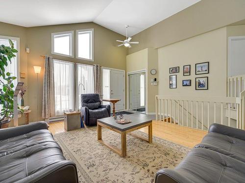 Living room - 706 Rue Du Dr-Letondal, Deux-Montagnes, QC - Indoor Photo Showing Living Room