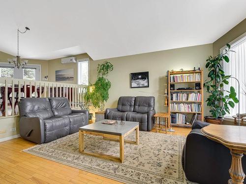 Living room - 706 Rue Du Dr-Letondal, Deux-Montagnes, QC - Indoor Photo Showing Living Room