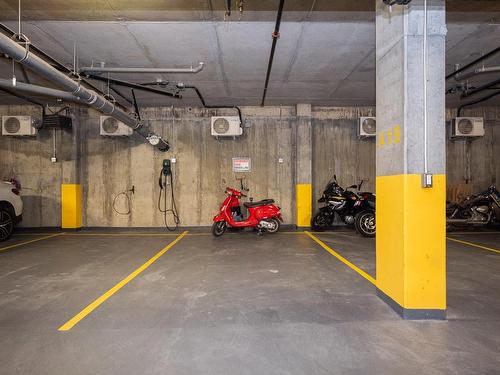 Garage - 702-1550 Rue Des Bassins, Montréal (Le Sud-Ouest), QC - Indoor Photo Showing Garage