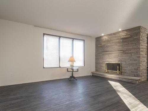 1418 Forest Street, Thunder Bay, ON - Indoor Photo Showing Living Room With Fireplace