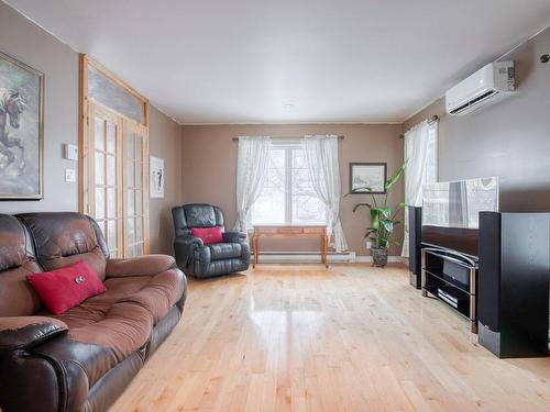 Living room - 8450 Rg De La Pointe-Du-Jour, Saint-Hyacinthe, QC - Indoor Photo Showing Living Room