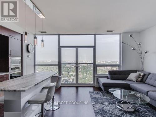 4524 - 5 Sheppard Avenue E, Toronto, ON - Indoor Photo Showing Living Room