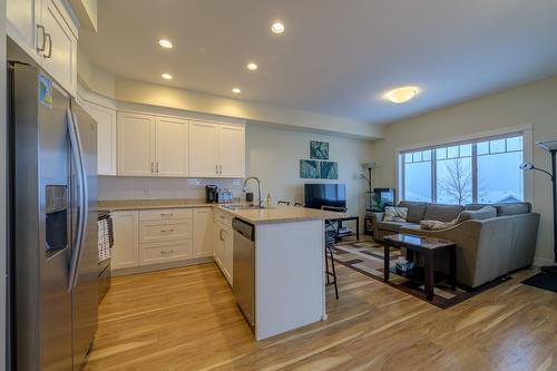 114-1325 Aberdeen Drive, Kamloops, BC - Indoor Photo Showing Kitchen