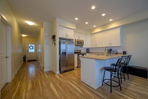 114-1325 Aberdeen Drive, Kamloops, BC - Indoor Photo Showing Kitchen