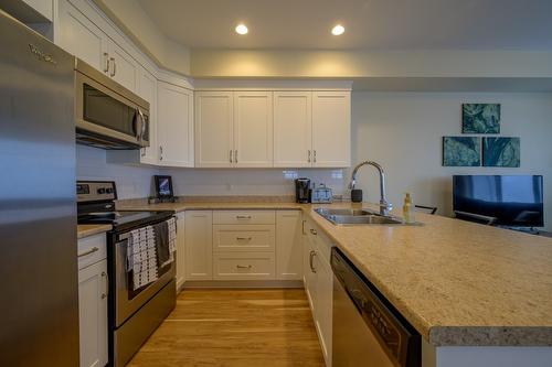 114-1325 Aberdeen Drive, Kamloops, BC - Indoor Photo Showing Kitchen With Double Sink