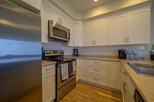 114-1325 Aberdeen Drive, Kamloops, BC - Indoor Photo Showing Kitchen With Double Sink