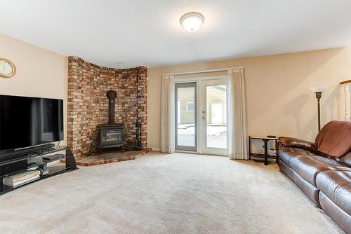 1634 Carshyl Court, Kelowna, BC - Indoor Photo Showing Living Room With Fireplace