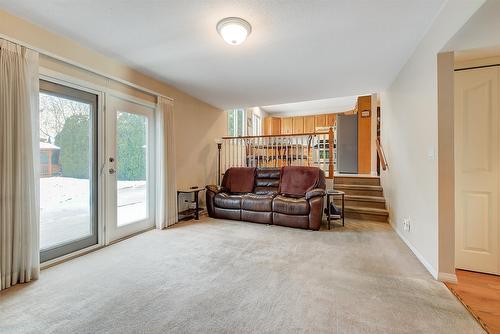 1634 Carshyl Court, Kelowna, BC - Indoor Photo Showing Living Room