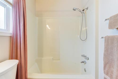 1634 Carshyl Court, Kelowna, BC - Indoor Photo Showing Bathroom