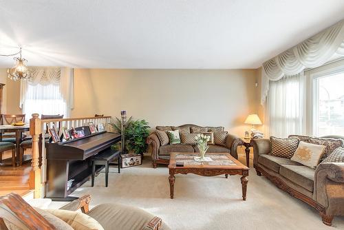 1634 Carshyl Court, Kelowna, BC - Indoor Photo Showing Living Room