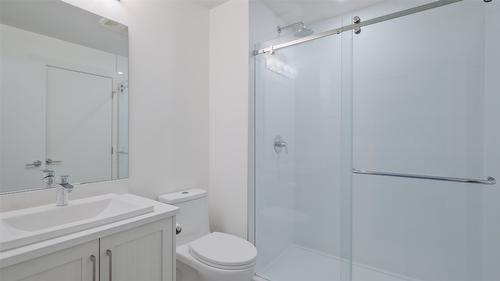 209-4380 Lakeshore Road, Kelowna, BC - Indoor Photo Showing Bathroom