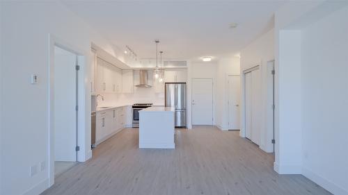 209-4380 Lakeshore Road, Kelowna, BC - Indoor Photo Showing Kitchen